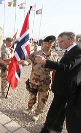 Støre besøker de norske styrkene i Mazar-i-Sharif, 18. juli 2010.Foto: Forsvaret/Morten S. Hopperstad