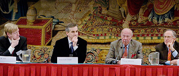 Nedrustningskonferanse 27.02.08; ekspedisjonssjef Kåre Aas, utenriksminister Jonas Gahr Støre, tidligere utenriksminister George Shultz og tidligere senator Sam Nunn. Foto: UD