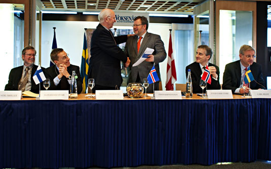 Stoltenberg-rapporten overleveres de nordiske utenriksministere. Fra venstre: Per Stig Møller utenriksminister Danmark, Alexander Stubb utenriksminister Finland, Thorvald Stoltenberg, Össur Skarphéðinsson utenriksminister Island, Jonas Gahr Støre utenriksminister Norge og Carl Bildt utenriksminister Sverige. Foto: Per Thrana