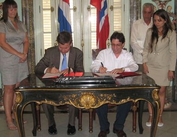 Solheim og Cubas utanriksminister Rodriguez underteiknar erklæring om bistandssamarbeid. Foto: UD