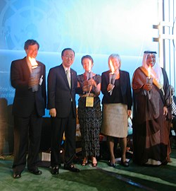 Generalsekretær Ban Ki-moon sammen med mottakerne av fakler. Foto: UD