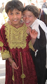 To jenter som nyter godt av Norges støtte til utdanning i Faryab-provinsen. Foto: Hilde Klemetsdal, UD
