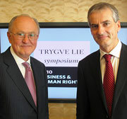 Prof. John Ruggie og utenriksmin. Støre i New York 24. september 2010. Foto: E.Lydersen, FN-delegasjonen