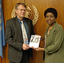 Ambassadør Wetland, FN-delegasjonen overleverer rapporten til FNs visegeneralsekretær Dr. Asha-Rose Migiro 28.10.08. Foto: Siri Gjørtz, UD