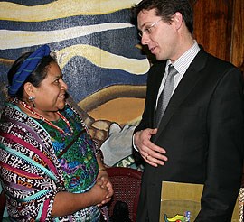 Fredsprisvinner og maya Rigoberta Menchu var til stede da en ny avtale om norsk bistand til mayaene i Guatemala ble undertegnet av statssekretær Håkon A. Gulbrandsen (SV). (Foto: Wera Helstrøm, UD)