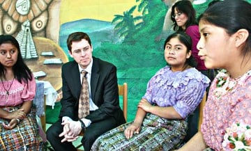 Statssekretær Håkon A. Gulbrandsen møtte elever ved en skole i San Lucas Toliman i Guatemala. Mange jenter fra mayabefolkningen får ikke fullført grunnskole fordi familien ikke har råd til å sende dem hjemmefra. (Foto: Wera Helstrøm, UD)
