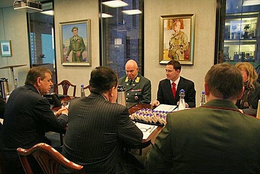 Delegasjonsleder i det russiske føderasjonsrådet Nikolay Fedoyrak til venstre, statssekretær Eirik Øwre Thorshaug i midten