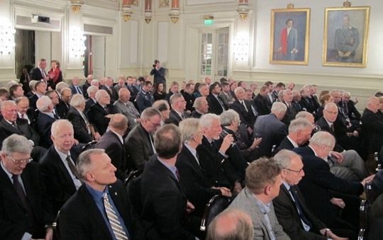 Oslo Militære Samfund var fyllt opp av mange interesserte tilhørere under foredraget til forsvarsministeren.