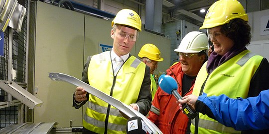 Jens Stoltenberg og Sylvia Brustad på Hydro Aluminium Structures AS på Raufoss
