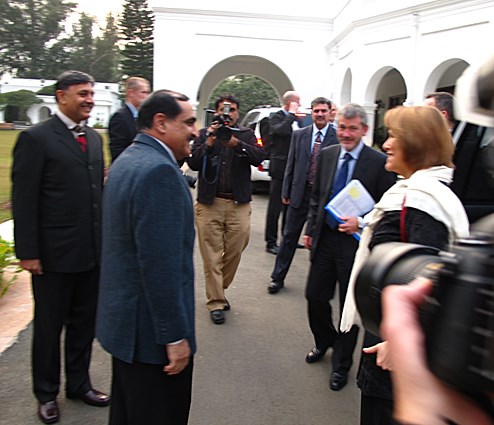 Forsvarsministeren hilser på general Khalid Shameem Wynne på vei inn i møtet med ham i Chaklala. - Foto: Forsvarsdepartementet
