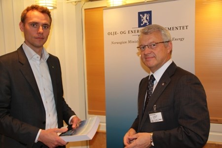 Olje- og energiminister Ola Borten Moe og konserndirektør Øystein Mikkelsen fra Statoil