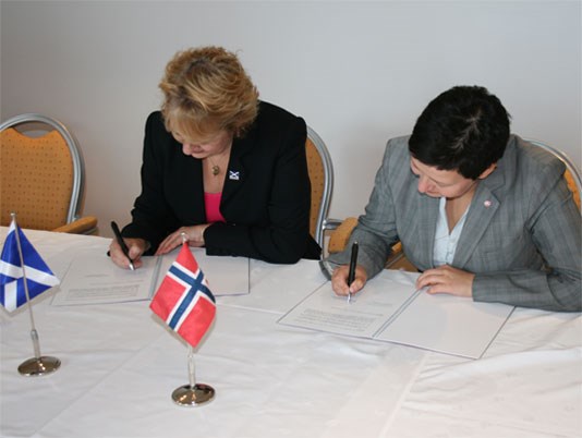den skotske miljøministeren Roseanna Cunningham og Helga Pedersen signerer en “Memorandum of Understanding” i Trondheim 17.08.2009