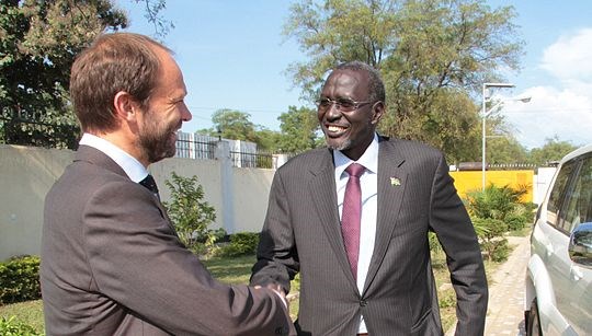 Statssekretær Torgeir Larsen og Sør-Sudans oljeminister Stephen Dhieu Dau 