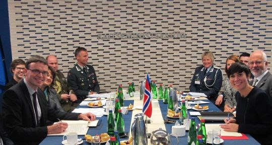 Forsvarsminister Ine Eriksen Søreide besøkte sin estiske kollega Sven Mikser i Tallinn 24. og 25. september hvor de blant annet signerte en sikkkerhetsavtale.