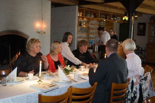 Lunch på Ullerhov gård, vertskap Inger Marie og Per Ødegaard. 