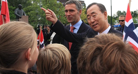 Statsminister Jens Stoltenberg og FNs generalsekretær Ban Ki-moon hilser på barn etter bekransing av Trygve Lies bauta på Furuset. Foto:SMK
