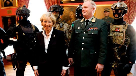Forsvarsminister Anne-Grete Strøm-Erichsen og forsvarssjef Harald Sunde sammen med spesialstyrkesoldater fra FSK og MJK