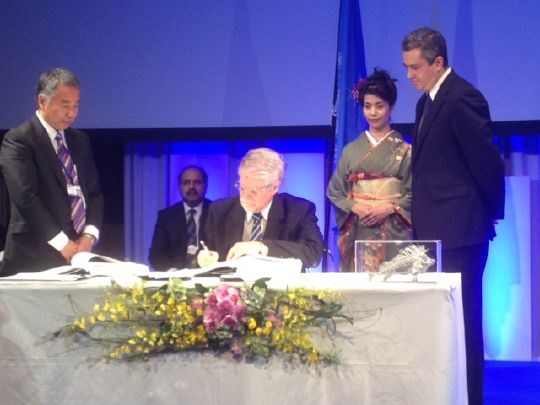 Ambassadør Arne Roy Walther signerer Minamata-konvensjonen om kvikksølv  (Foto: Gry-Irene Skorstad, ambassaden i Tokyo)