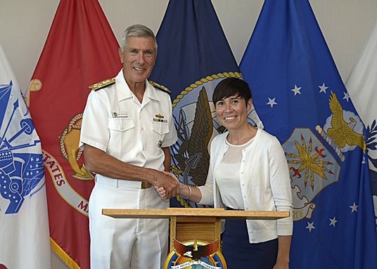 Forsvarsminieter Ine Eriksen Søreide på øvelse RIMPAC i Stillehavet juli 2014