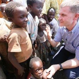 Erik Solheim besøker flyktningleir i Øst-Kongo. (Foto: Trond Viken, UD)