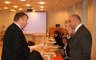 Bjarne Håkon Hanssen mottar rapport fra arbeidsgruppen.