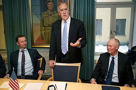 Statssekretær Roger Ingebrigtsen, toppsjef for F-35 programmet, Tom Burbage og Jan Bjurgren fra AIM Norway