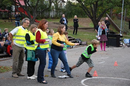 Barna fra Mellom-Nes skole vant telysstafetten i konkurransen mot Nina Schefte (IKEA), Heidi Sørensen, ordfører i Asker Lene Conradi og Rasmus Hansson (WWF). (Foto: Marianne Gjørv.)