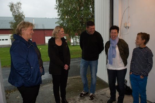 Statsminister Erna Solberg og landbruks- og matminister hilser på vertskapet Bjørn Halvor Westby, Ingvild Westby Mehren og Sigurd Westby på Rustad gård i Nes kommune. 