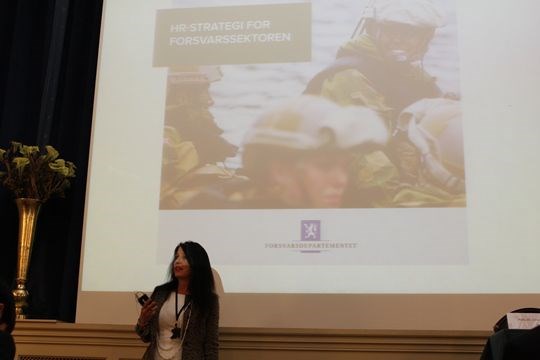 Ekspedisjonssjef Kjersti Klæboe i Forsvarsdepartementet presenterte forsvarssektorens HR-strategi .