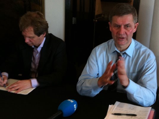 Miljø- og utviklingsminister Erik Solheim sammen med forhandlingsleder Audun Rosland. Foto: Miljøverndepartementet.