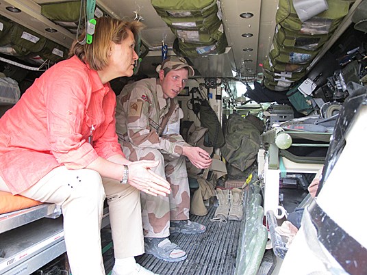 Forsvarsminister Grete Faremo får se ambulanse brukt av de norske styrkene i Meymaneh. - Foto: Asgeir Spange Brekke, Forsvaret