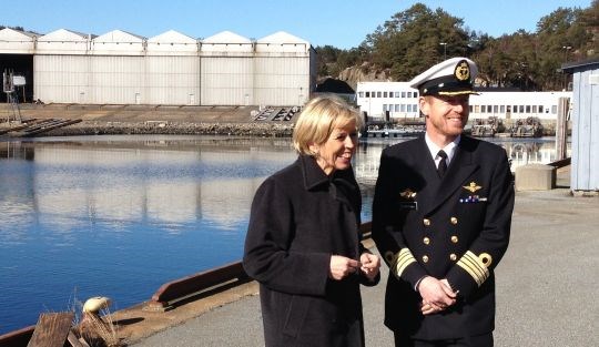Forsvarsminister Anne-Grete Strøm-Erichsen sammen med sjef MJK TOm Robertsen avbildet på Haakonsvern marinebase