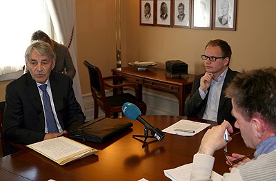 Banklovkommisjonens leder Erling Selvig og statssekretær Ole Morten Geving