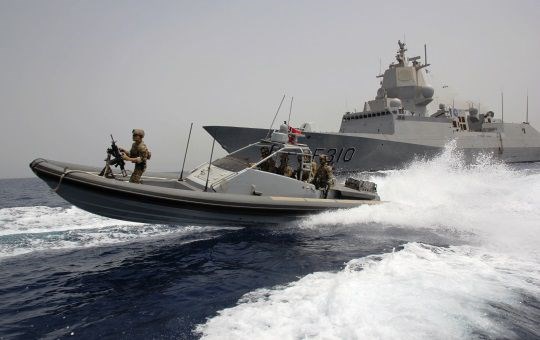 Operatører fra MJK støtter fregatten KNM Fridtjof Nansen i Adenbukta