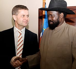 Miljø- og utviklingsminister Erik Solheim sammen med Sør-Sudans president Salva Kiir. (Foto: Ragnhild H. Simenstad, UD)