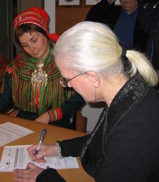 Miljøvernminister Helen Bjørnøy og sametingspresident Aili Keskitalo underskrev i dag en avtale om retningslinjer for verneplansarbeid. Foto: Miljøverndepartementet.