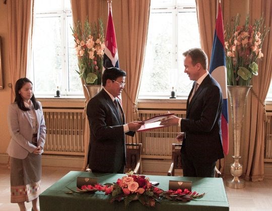 Avtalen mellom Norge og Laos ble undertegnet av utenriksminister Børge Brende og utenriksminister/visestatsminister Thongloun Sisoulith i Oslo 6. oktober. Foto: C.F.Birkely, UD 