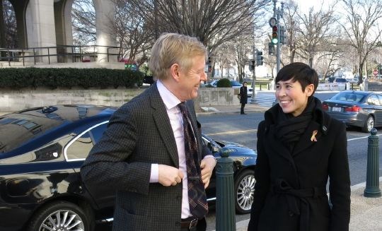 Forsvarsminister Ine Eriksen Søreide på vei inn til Kongressen i Washington DC sammen med ambassadør Kåre Aas til et møte med senator Susan Collins 