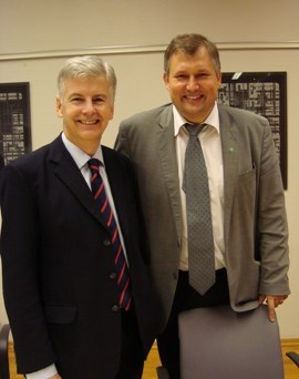 Terje Riis-Johansen møter sin britiske kollega Mike O'Brien. Foto: Unni Claussen/OED