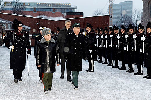 Russlands forsvarssjef Nikolai Makarov og forsvarssjef Harald Sunde ved ankomsten til Forsvarsdepartementet. - Foto: Torbjørn Kjosvold, FMS.