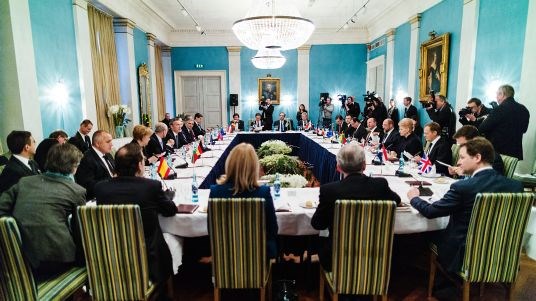 Bilde av lederne som sitter rundt et stort bord dekket til lunsj.