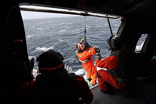Det er ikke enkelt å ankomme en fregatt i åpen sjø. Her fires statssekretæren ned fra helikopteret.