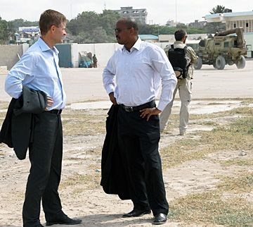 Miljø- og utviklingsminister Erik Solheim snakker med norsk-somaliske Mukhtar Ainashe, som er rådgiver for Somalias president, Sheik Sharif Ahmed.