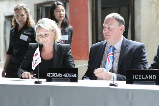 Næringsminister Monica Mæland signerer samarbeidsavtalen med Fillipinene.