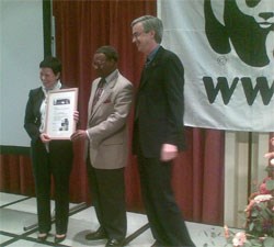 Fiskeri- og kystminister Helga Pedersen ble onsdag 27. mai tildelt WWFs internasjonale pris ”ledere for en levende klode” (Leaders for a Living planet)