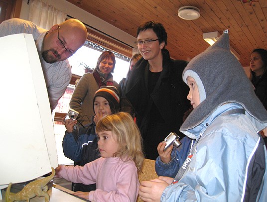 Fornyingsministeren sammen med noen av barna i Rygin barnehage.
