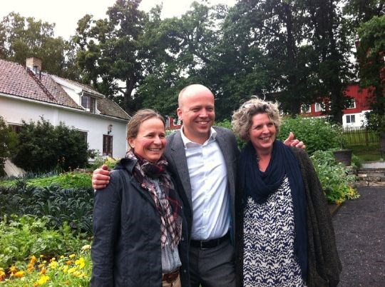 Landbruks- og matminister Trygve Slagsvold Vedum sammen med prisvinnerne, fra venstre: Marianne Olssøn og Ingeborg Sørheim  