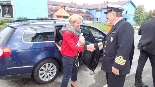 Forsvarsministeren mottas av stabssjef kommandør Winter-Johansen ved Kystvaktbasen på Sortland.