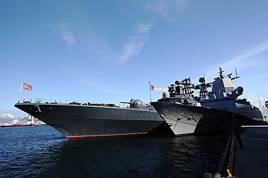 Ubåtjageren Admiral Chabanenko og KNM Fridtjof Nansen ved kai i Bodø