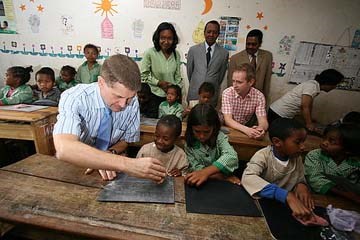 Miljø- og utviklingsminister Erik Solheim (t.v.) og kunnskapsminister Bård Vegar Solhjell under besøk på en barneskole i Moramanga på Madagaskar. Foto: Trond Viken, UD